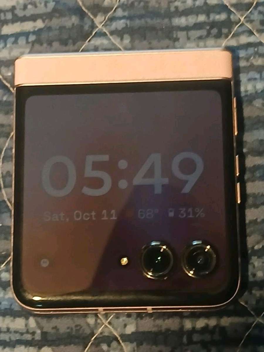 motarola Razr 2025 8 gb ram 128gb memory