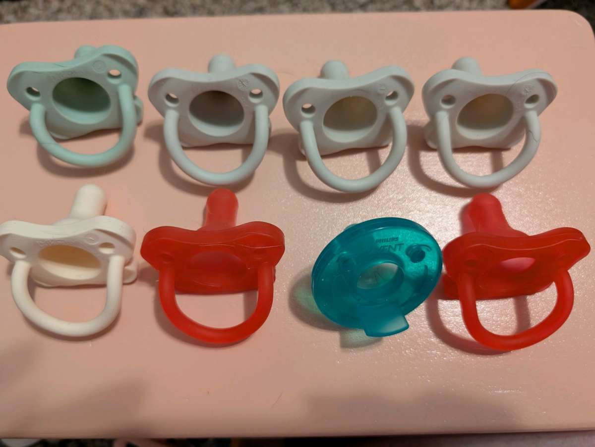 8 Pacifiers Dr Brown and Avent