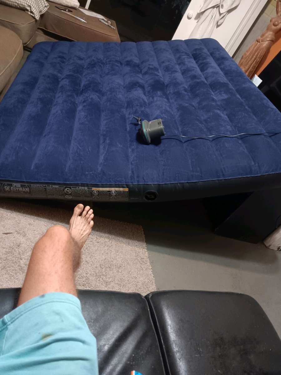 Queen size air mattress with air pump