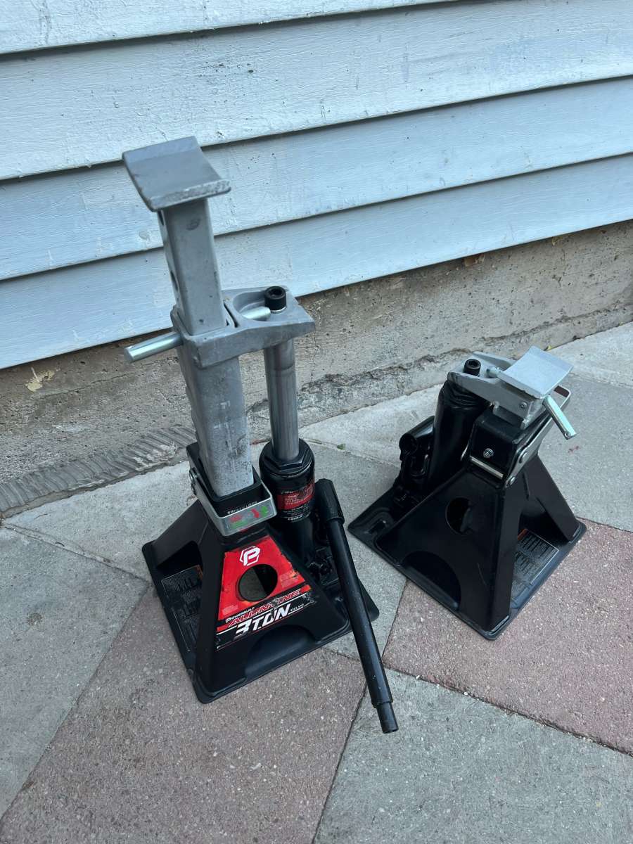 two 3 ton unijacks