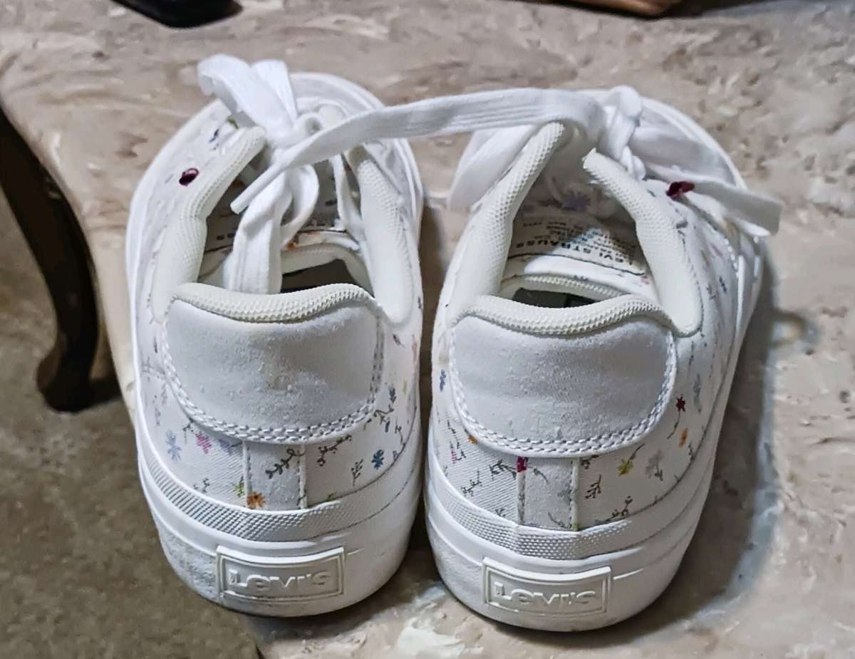 Womens Levis Shoes Size 8 and a half