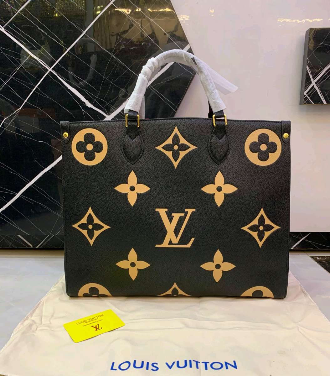 Black Fashionable Handbag