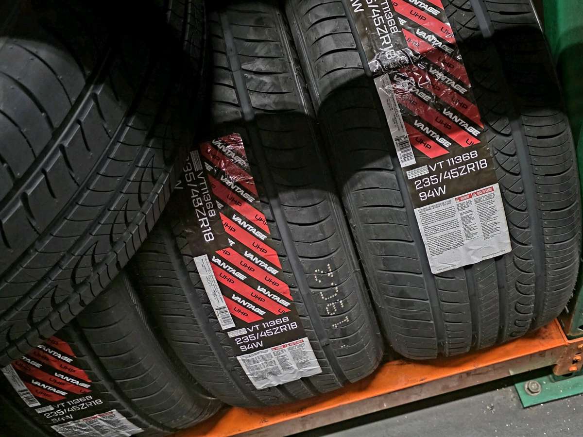 Vantage UHP 23545R18 94H