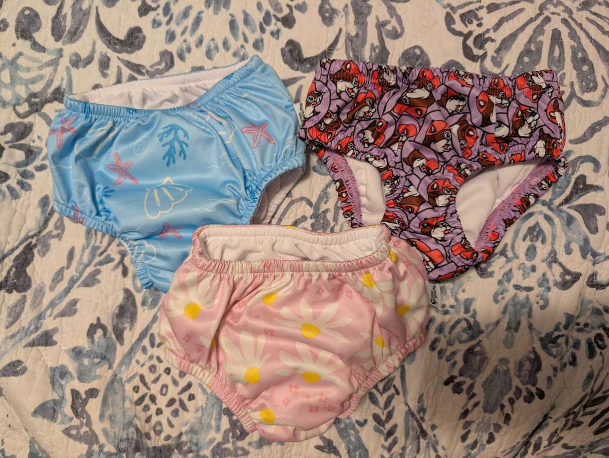 3 Swimming diapers