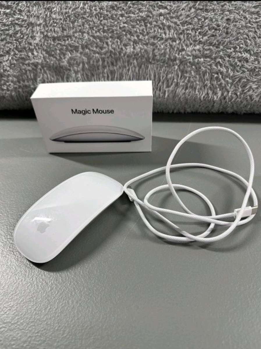 2024 MacBook air m3 15inchmagic mouse usbc and satechi desk
