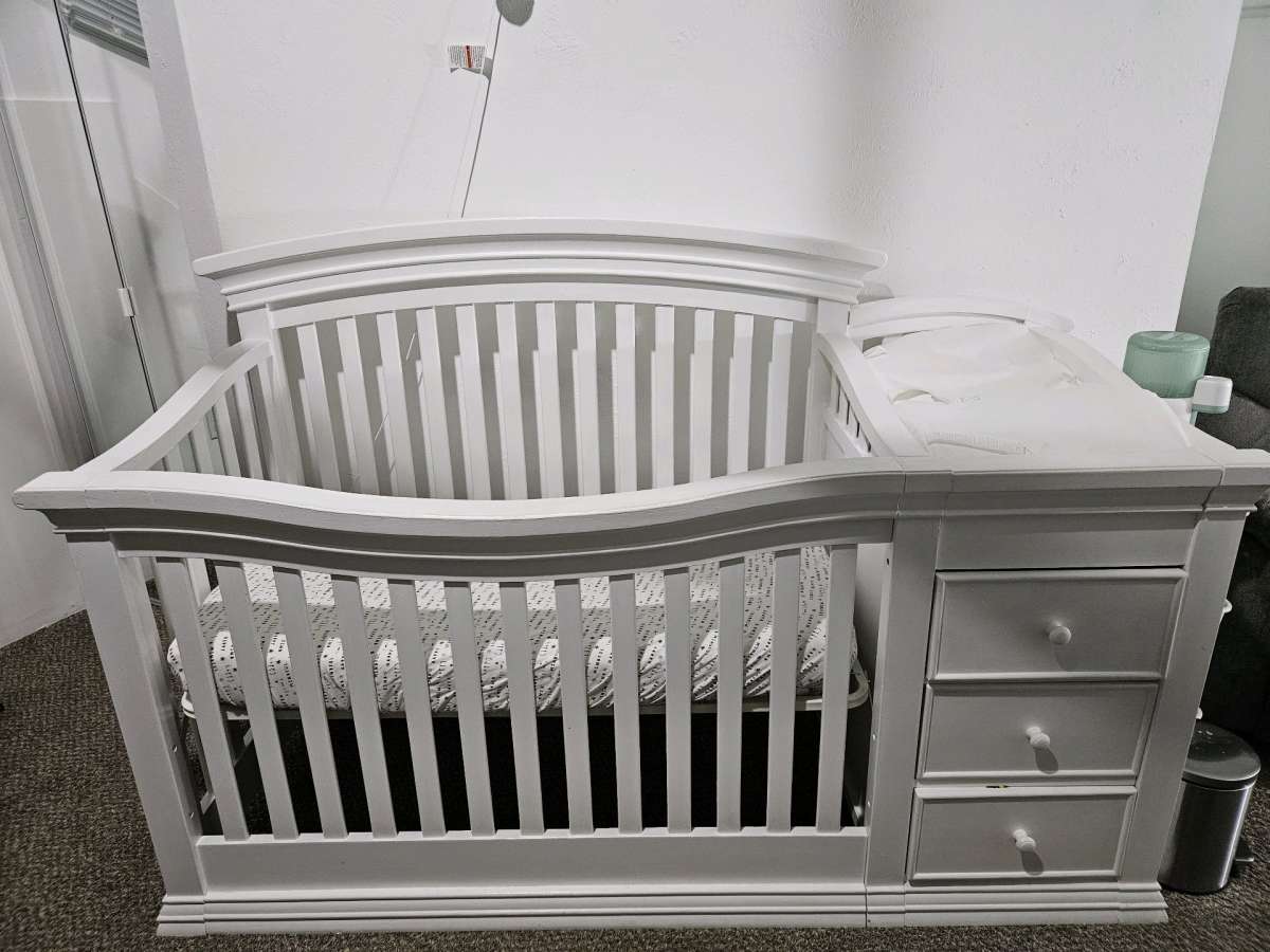 Baby crib with included mattress bumper