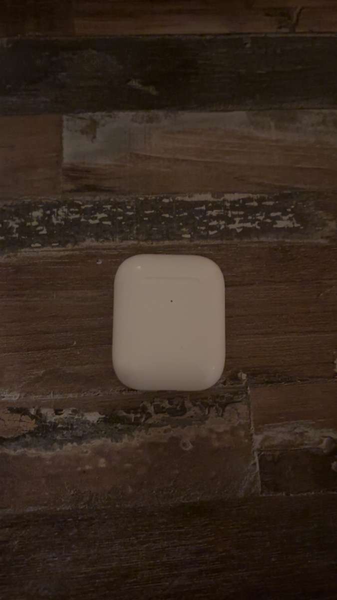 Apple AirPods with Wireless Charging Case 2nd Generation