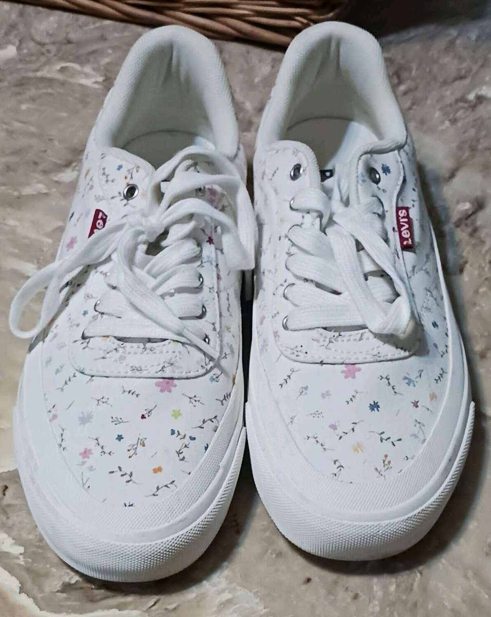 Womens Levis Shoes Size 8 and a half