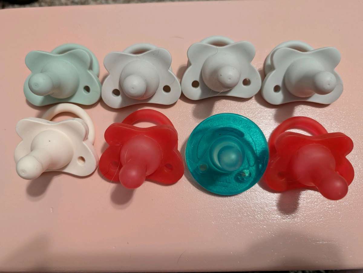 8 Pacifiers Dr Brown and Avent