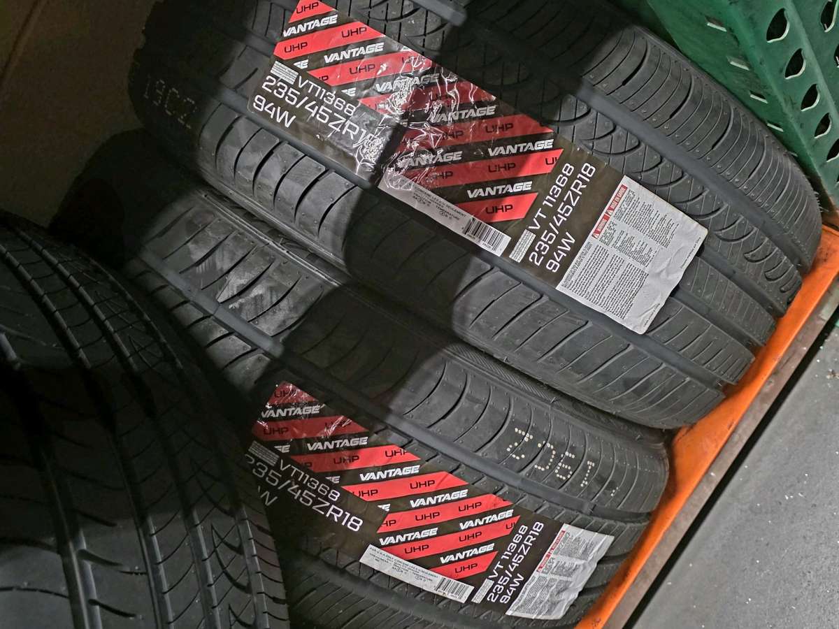 Vantage UHP 23545R18 94H