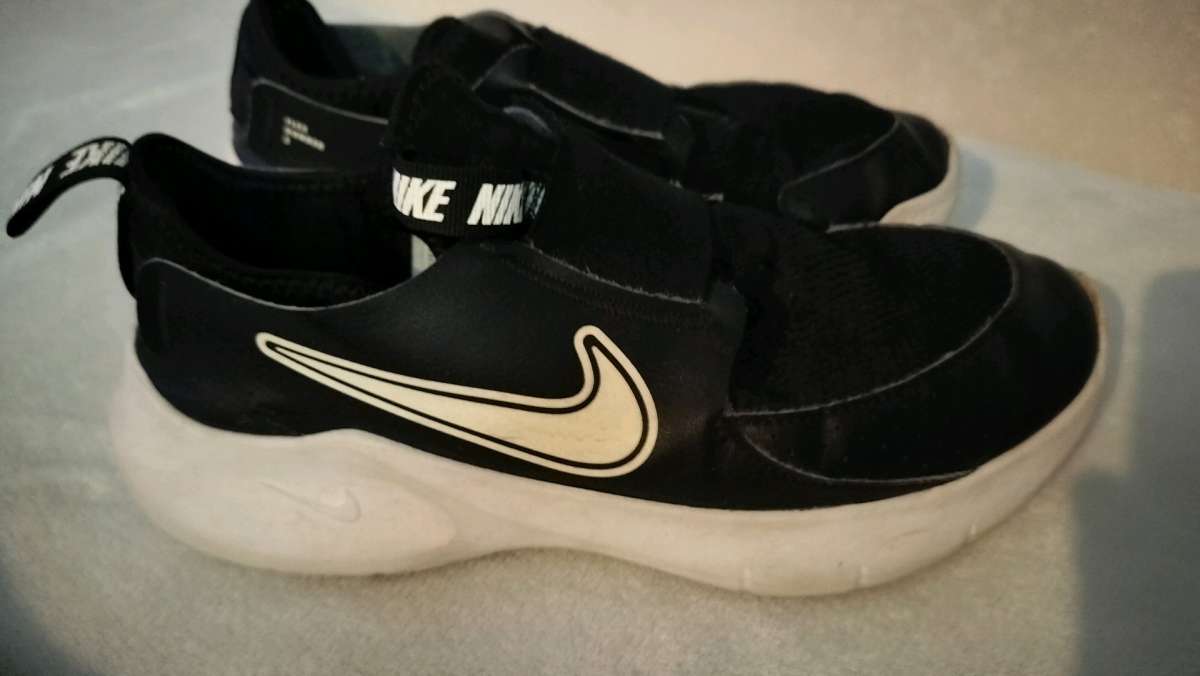 Nike Slides 6Y and Old Navy flip flops