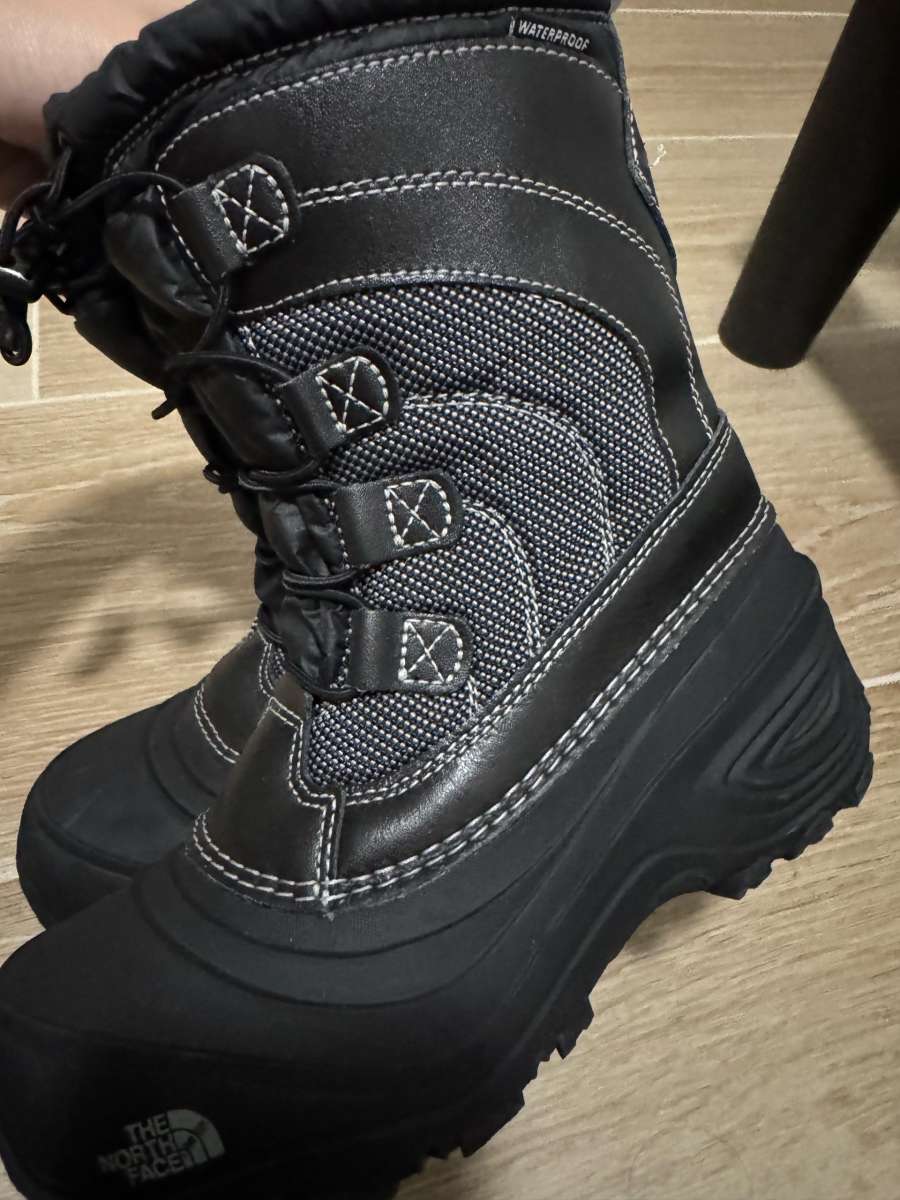 The North Face Youth Alpenglow IV Winter Boots in Black