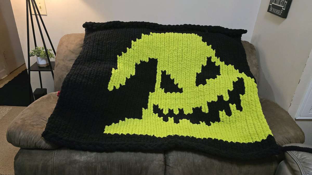 Viral chunky knit blanket Oogie Boogie