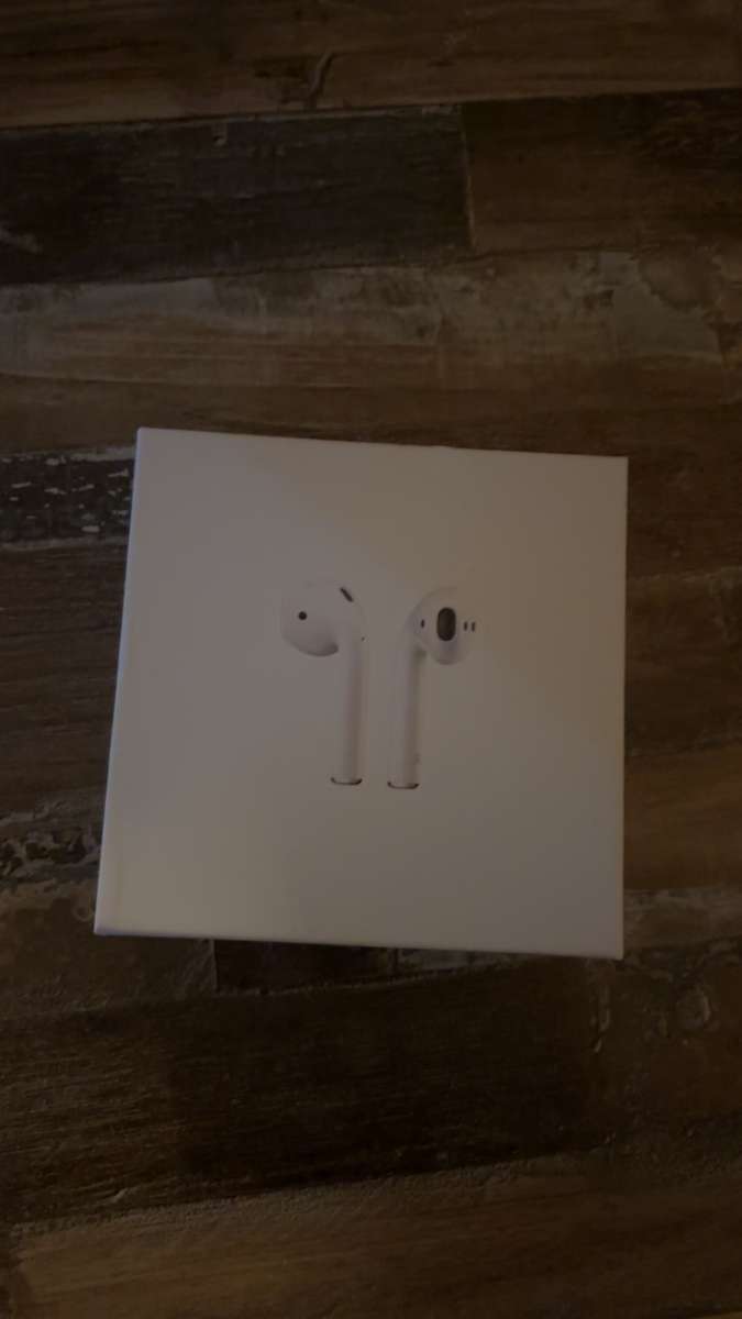 Apple AirPods with Wireless Charging Case 2nd Generation