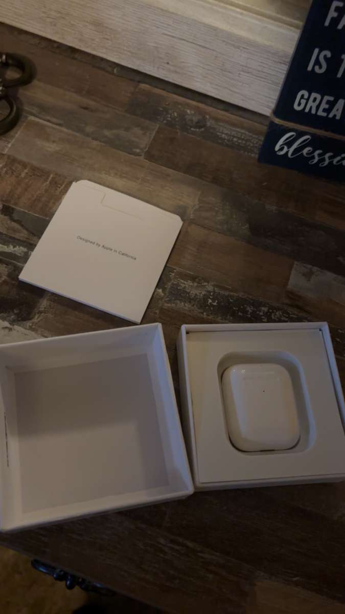 Apple AirPods with Wireless Charging Case 2nd Generation