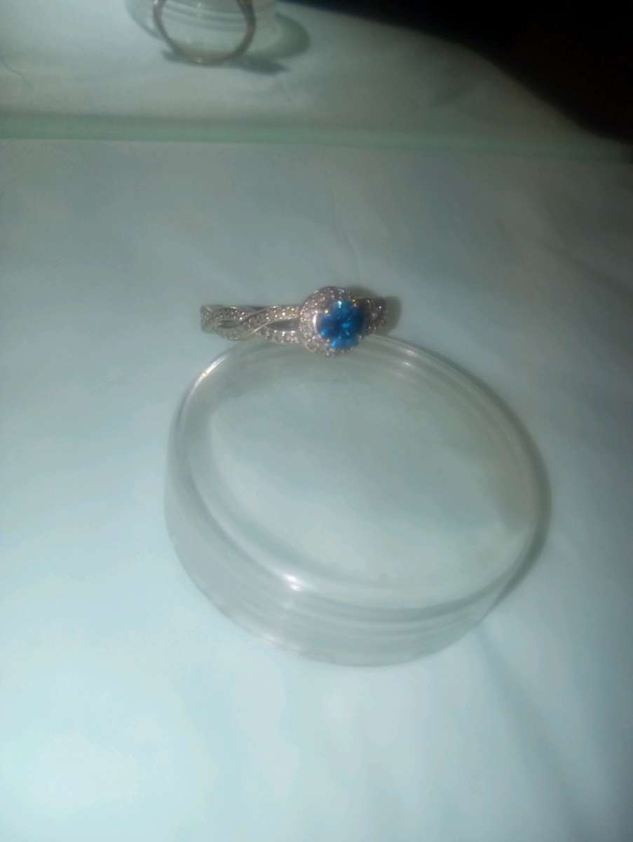 14k white gold and blue diamond ring
