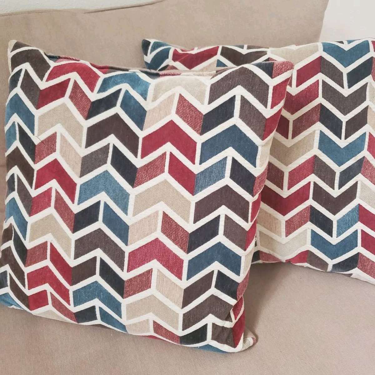 Loveseat Couch With 4 Pillows Read Description