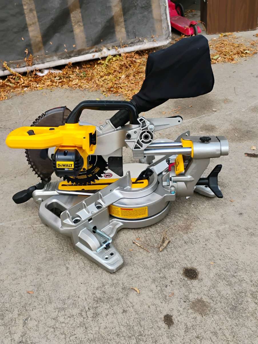 DEWALT 20V MAX 714 in Cordless Sliding Miter Saw with batter