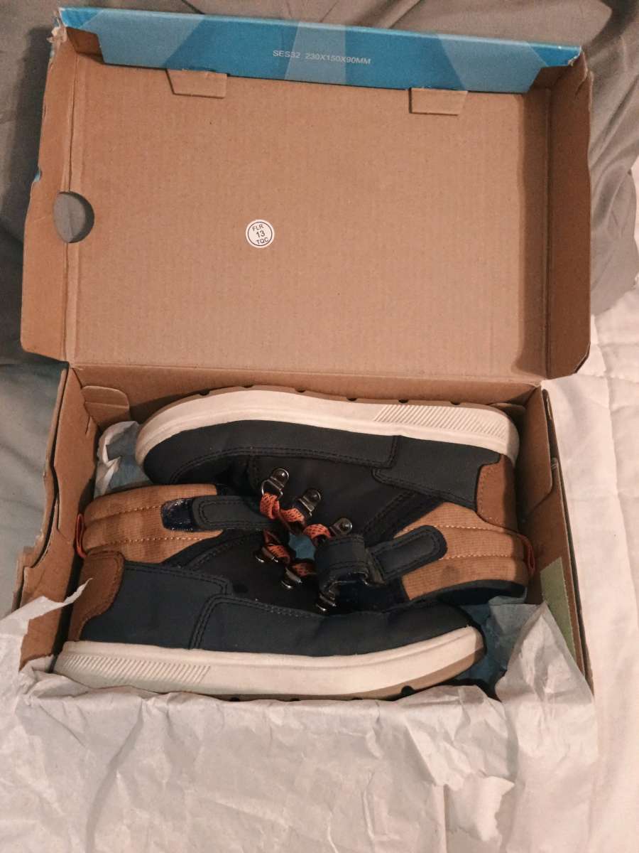 Cat and Jack Boys Boots size 11y