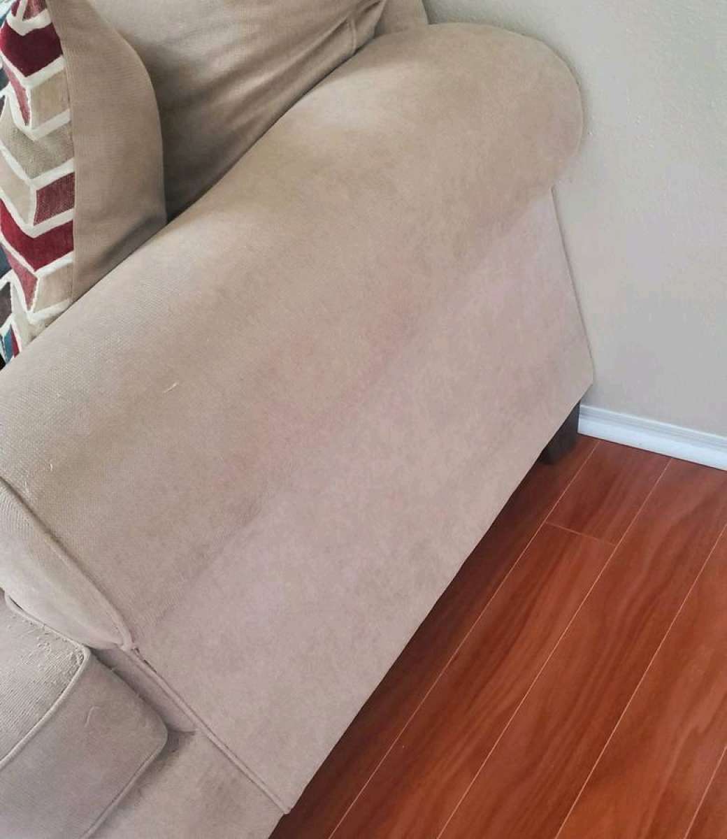 Loveseat Couch With 4 Pillows Read Description