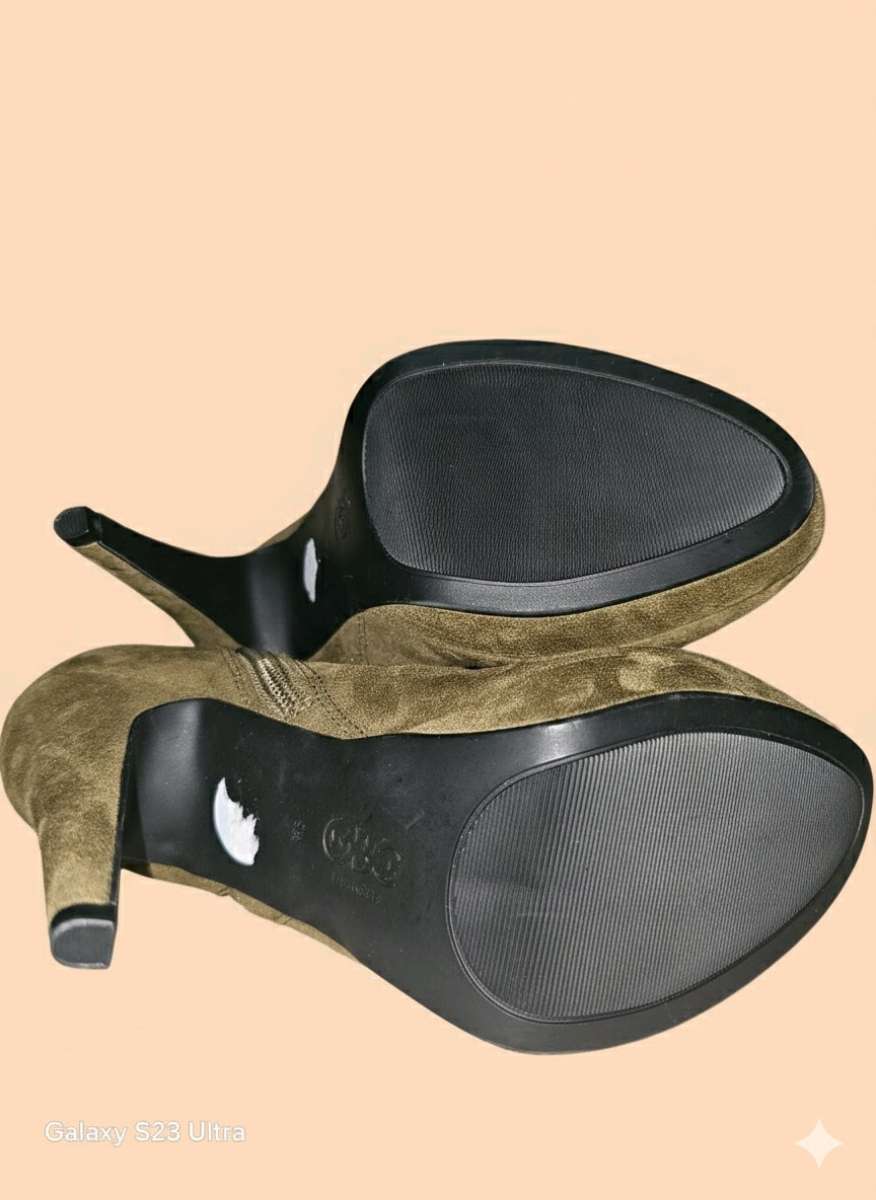 Womens GBG Los Angeles Hazel Greenish Brown suede size 9 ank