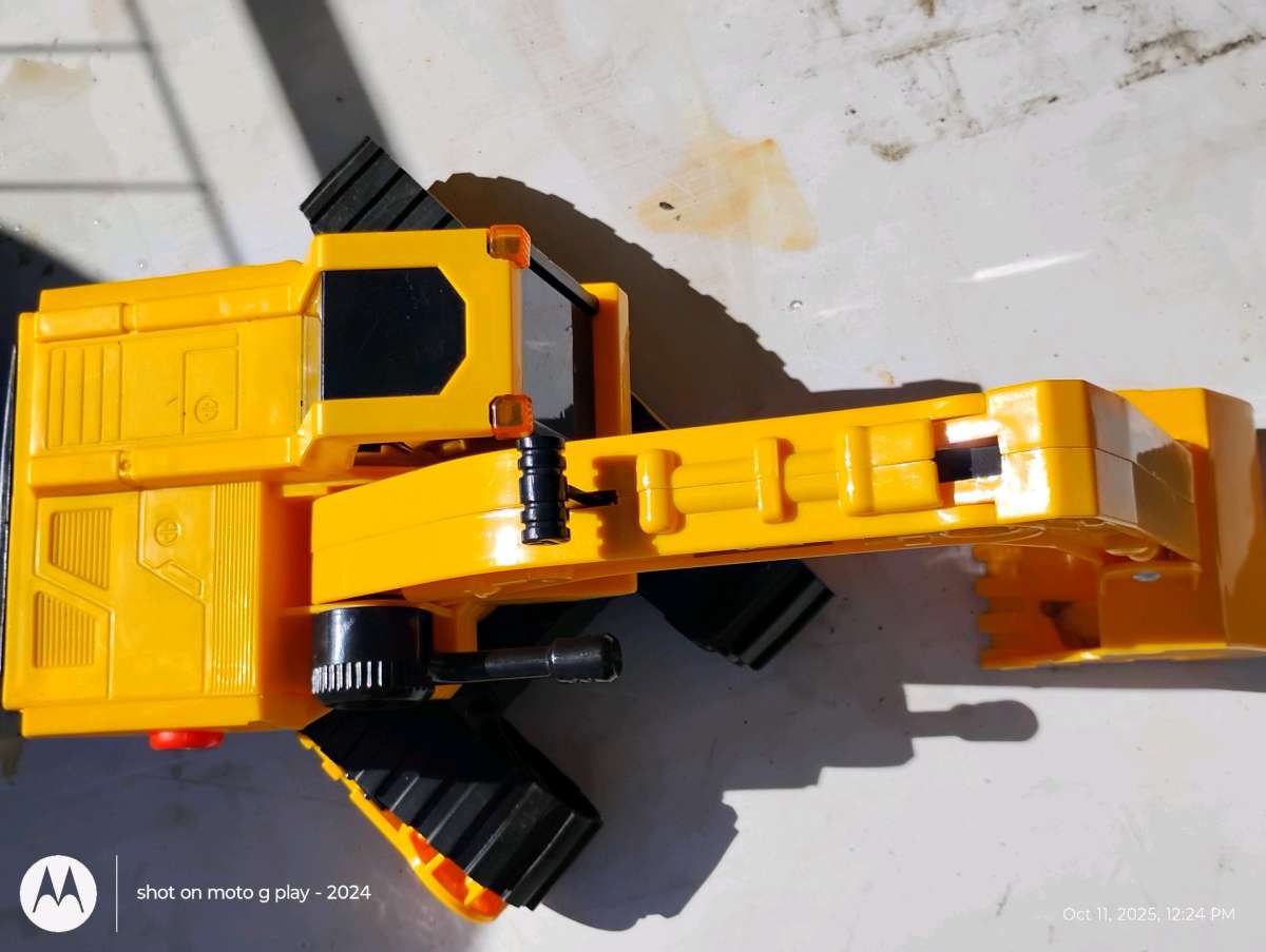 TOY BULLDOZER