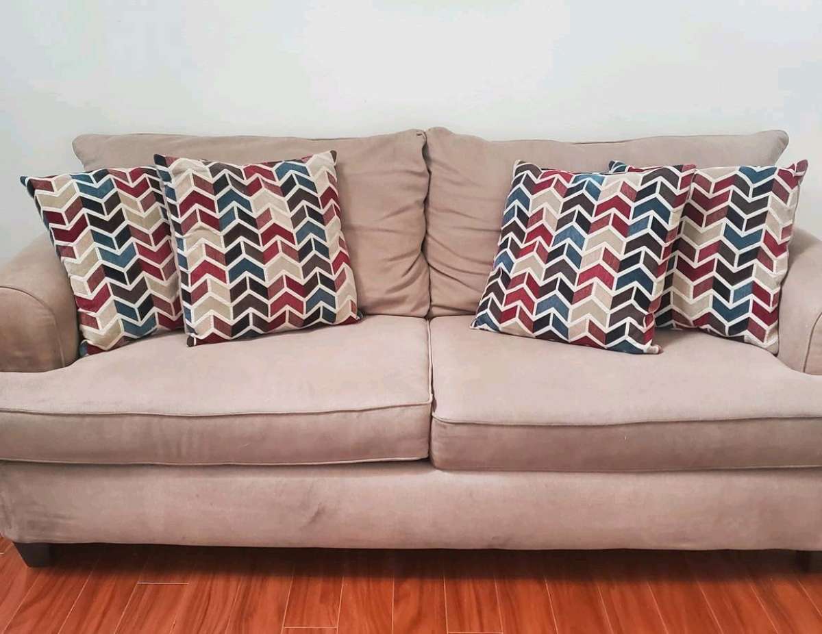 Loveseat Couch With 4 Pillows Read Description