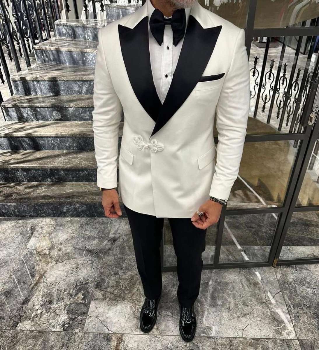 Men Suit comes as full set with everything there