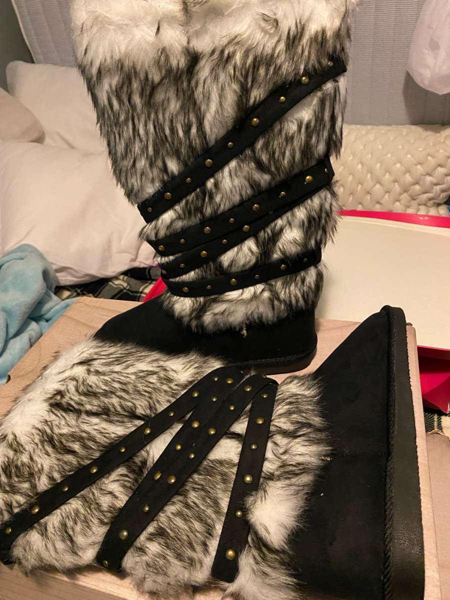 knee high black boots with faux fur