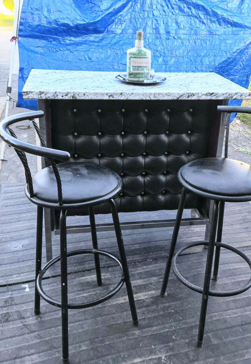 Bar with 3 stools