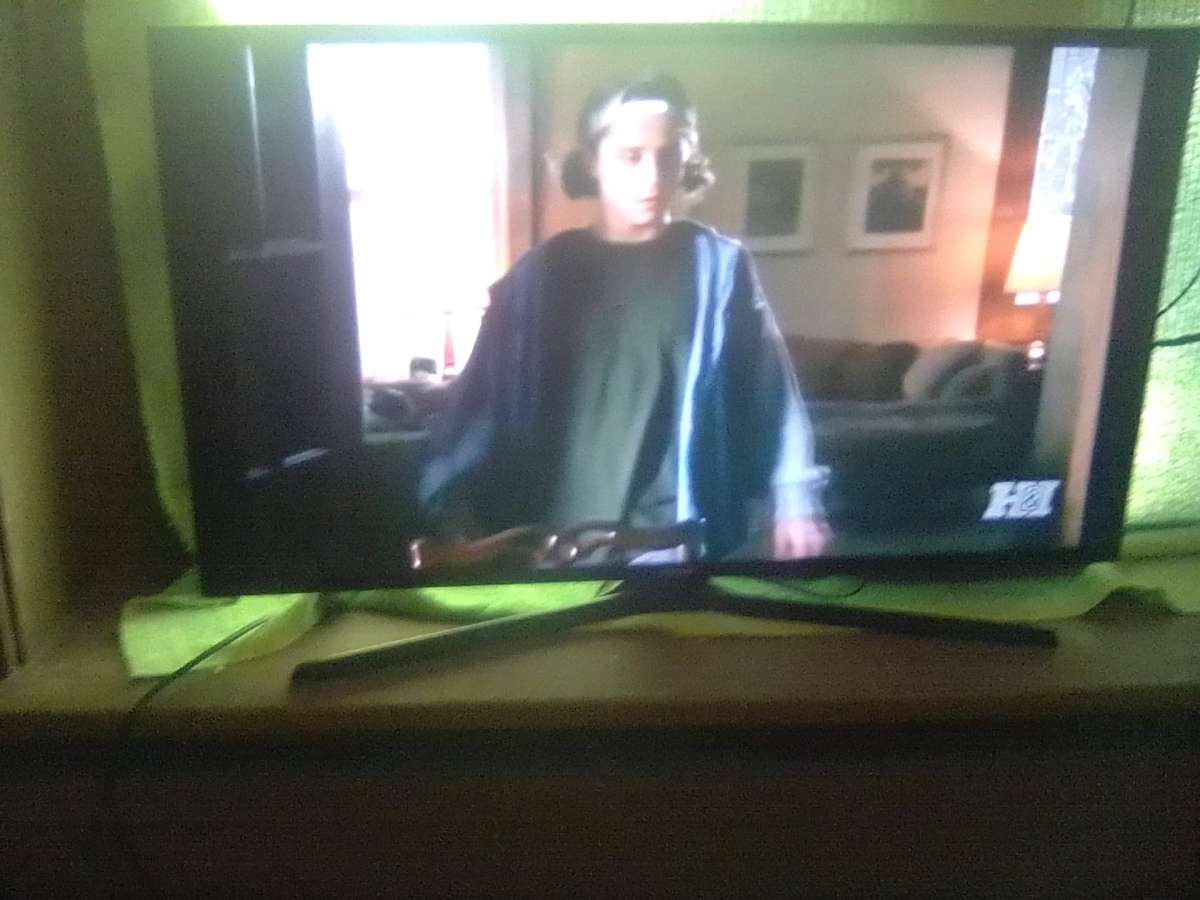 flat screen smart tv 40 inch plays excellent with remote