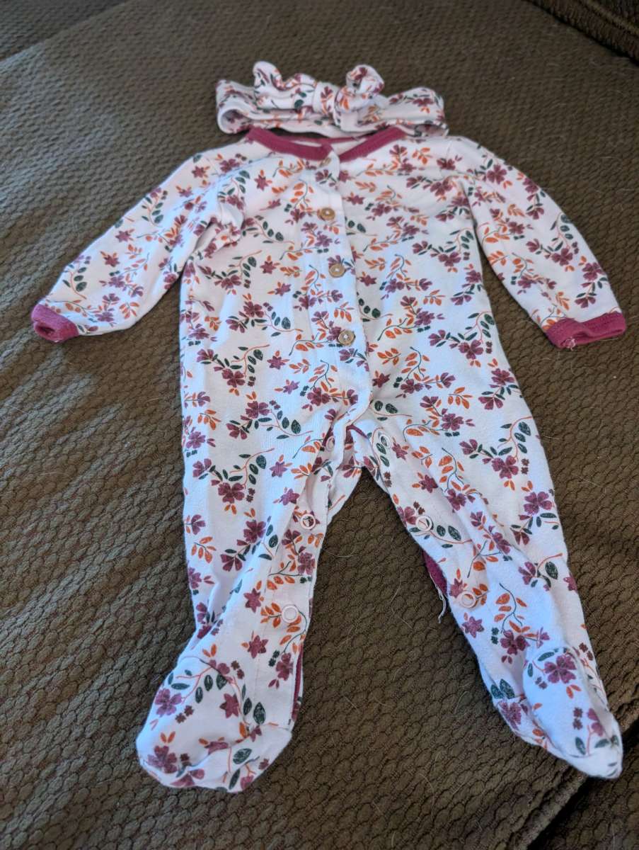 Baby flowery pink sleepsuit with feet and headband