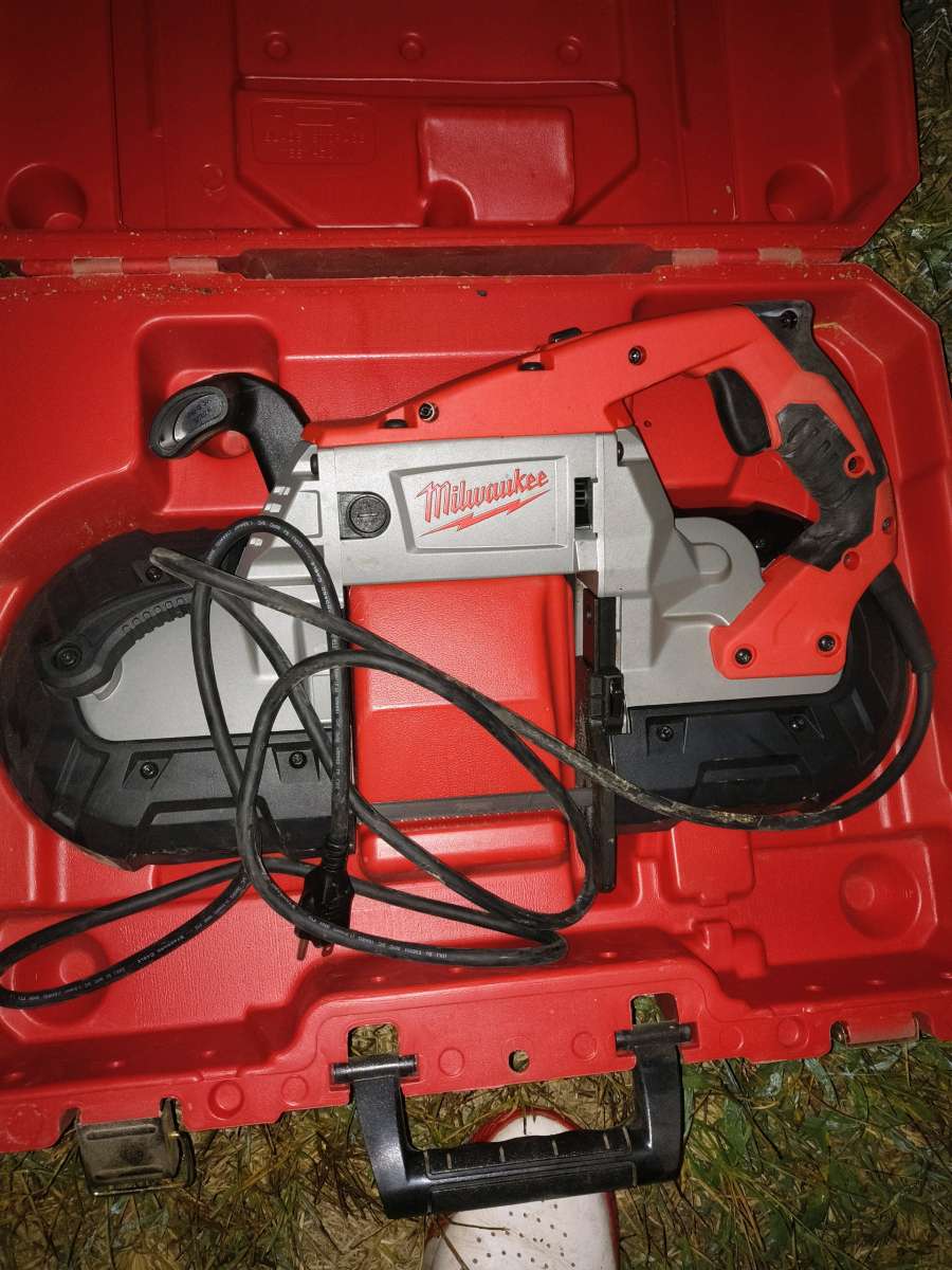 MILWAUKEE DEEP CUT VARIABLE SPEED BAND SAW