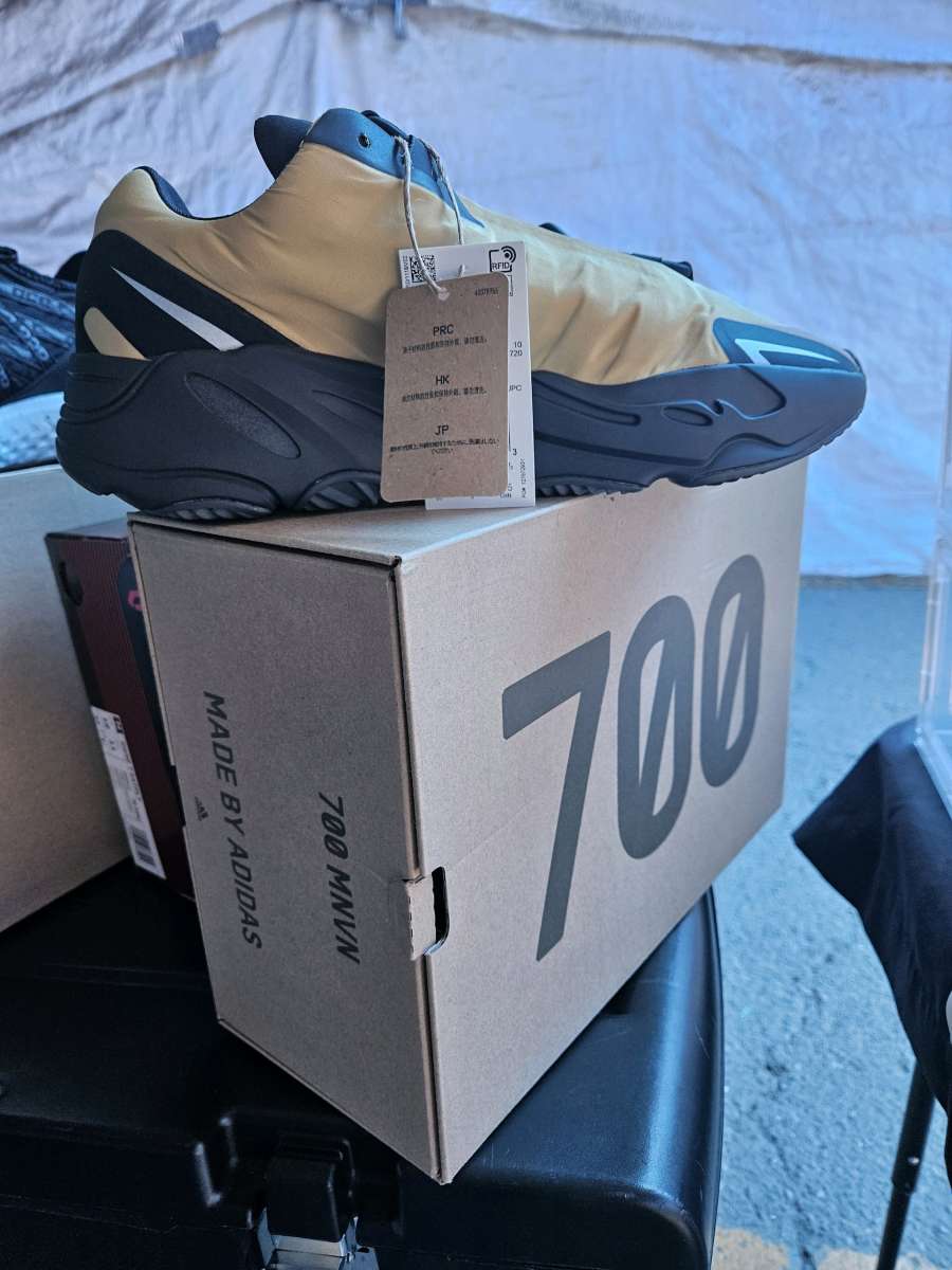 yeezy  700
