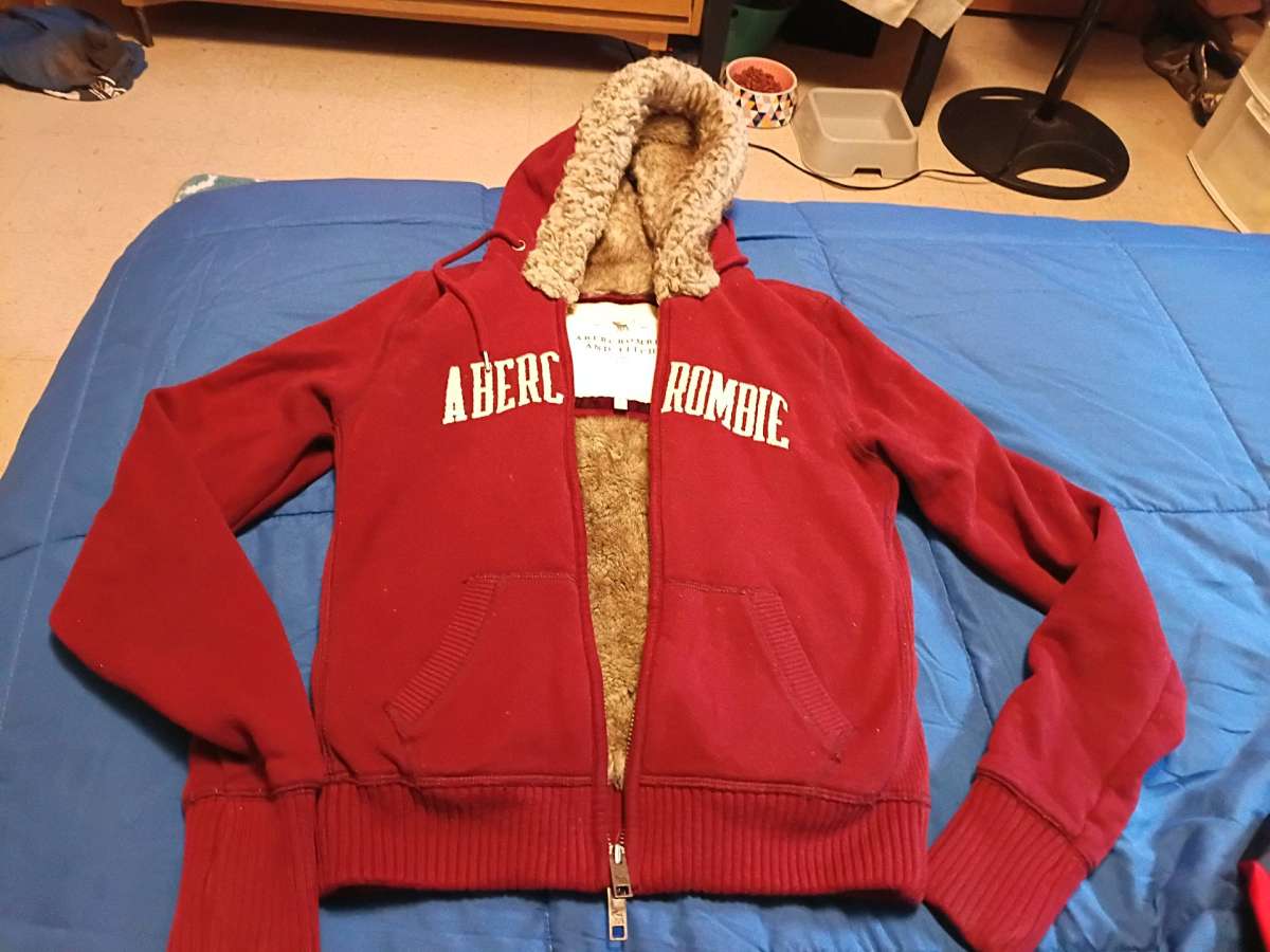 jacket size large but fits like a small