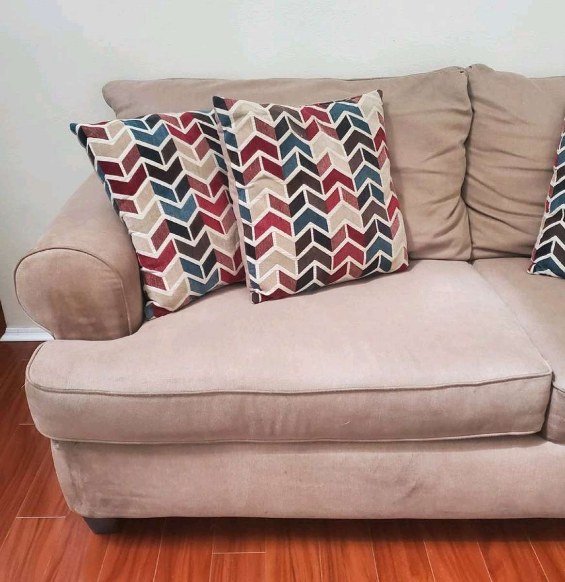 Loveseat Couch With 4 Pillows Read Description