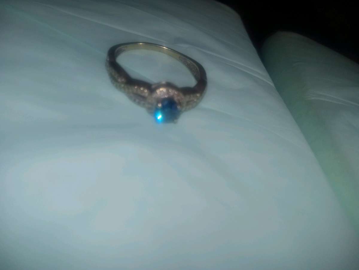 14k white gold and blue diamond ring