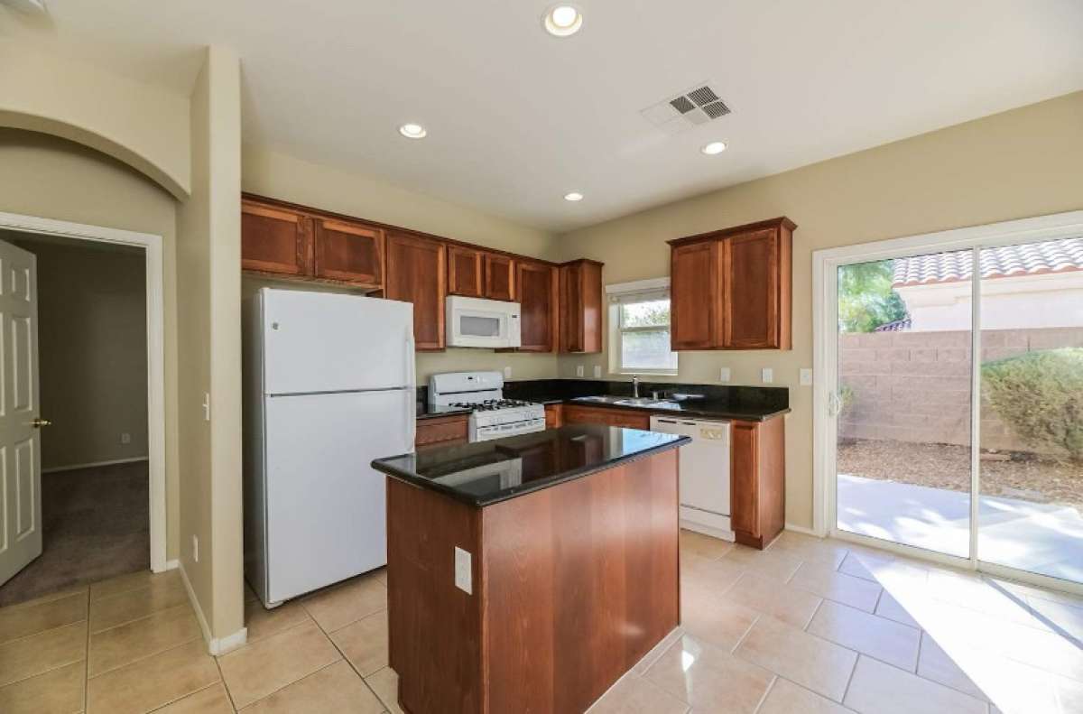 3 BEDROOMS 25 BATHROOMS SINGLE FAMILY HOME