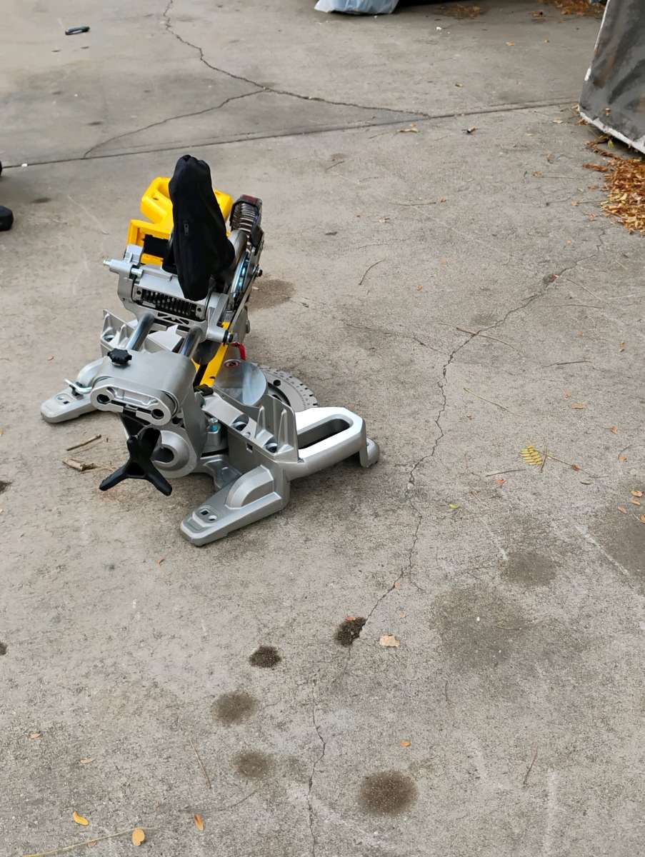 DEWALT 20V MAX 714 in Cordless Sliding Miter Saw with batter