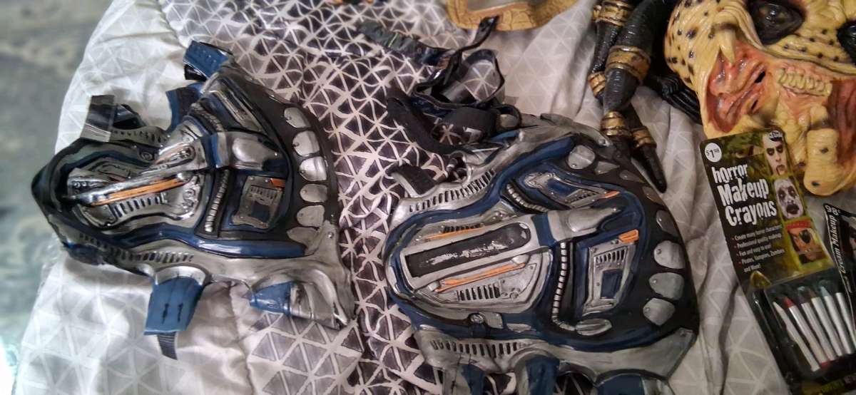 Full predator costume