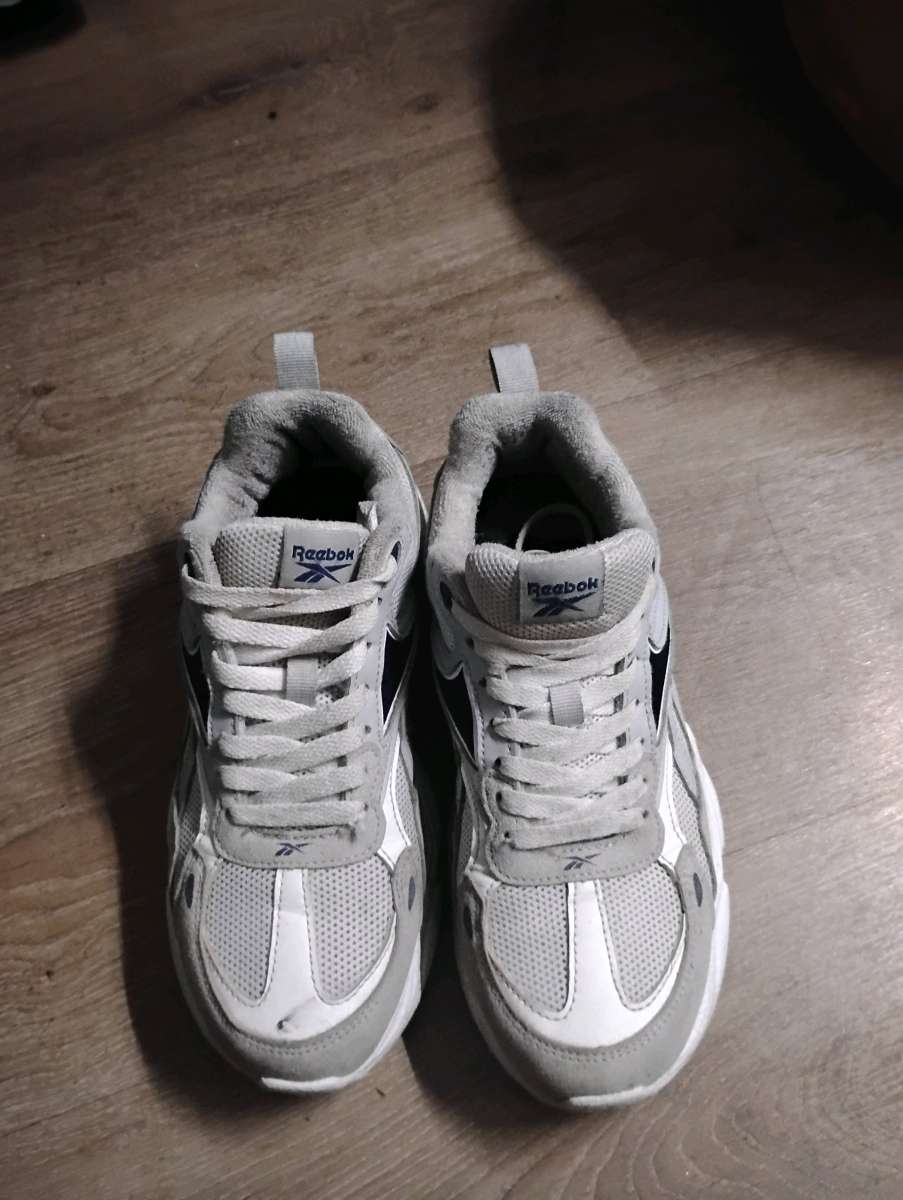Slightly worn womens Reebok sneakers size 5