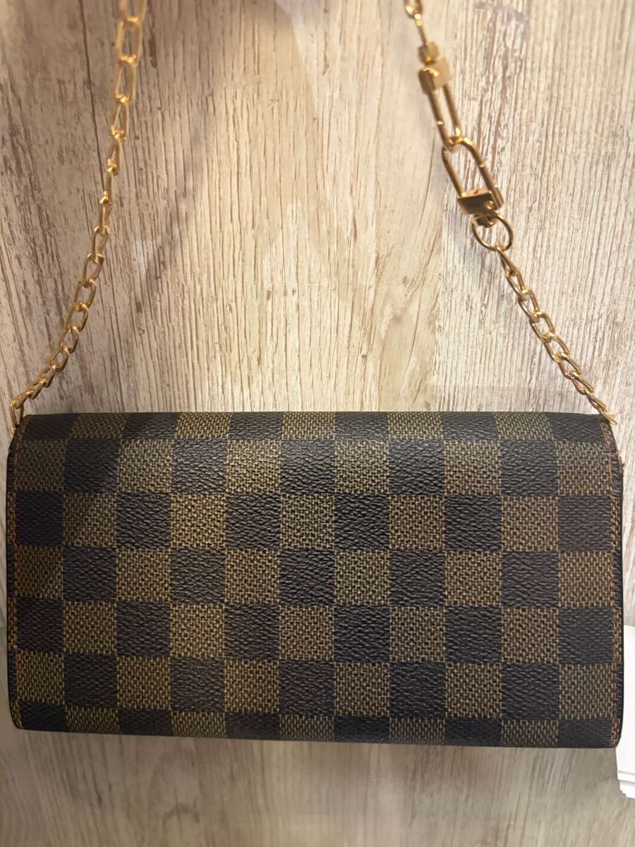 Authentic Louis Vuitton Sarah Wallet
