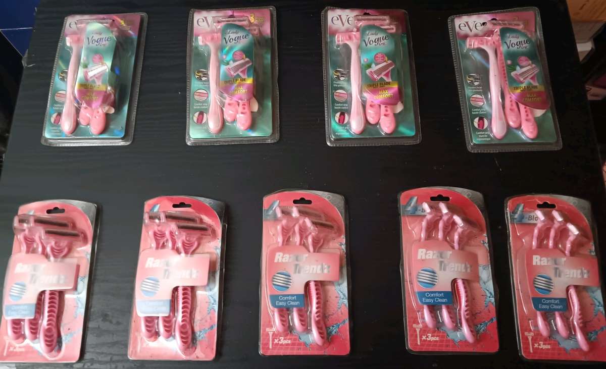 3 IN A PACK SHAVING RAZORS