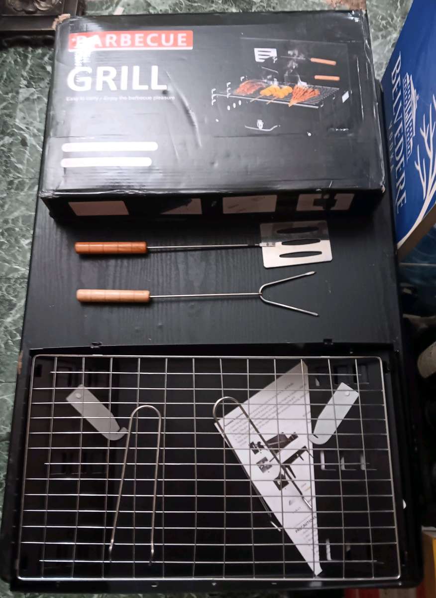 SMALL BARBECUE CHARCOAL GRILL WITH UTENSILS