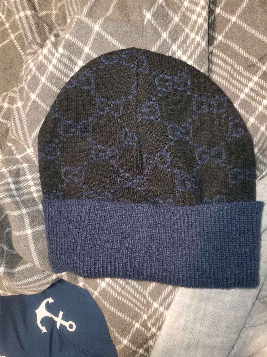 Gucci Navy and Black Knit Hat Elegant Gucci knit hat in navy