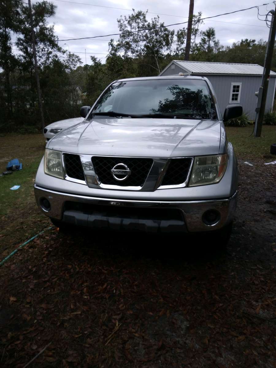 2005 Nissan 4 door crew cab pick up truck V6