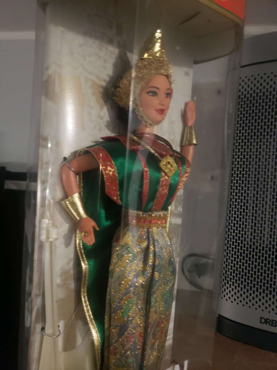 Thai Barbie Doll 1997 Thailand Dolls of the World Collectors