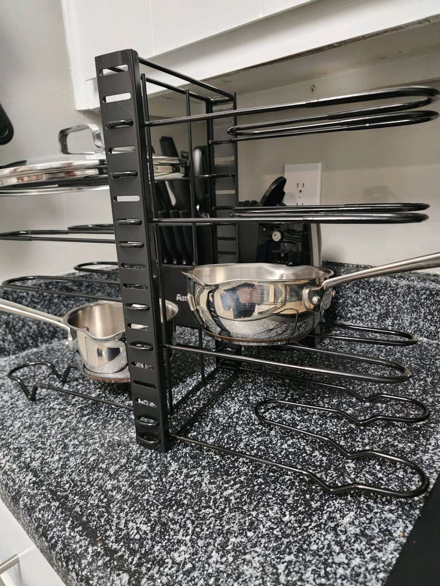 Adjustable pot and lid holder