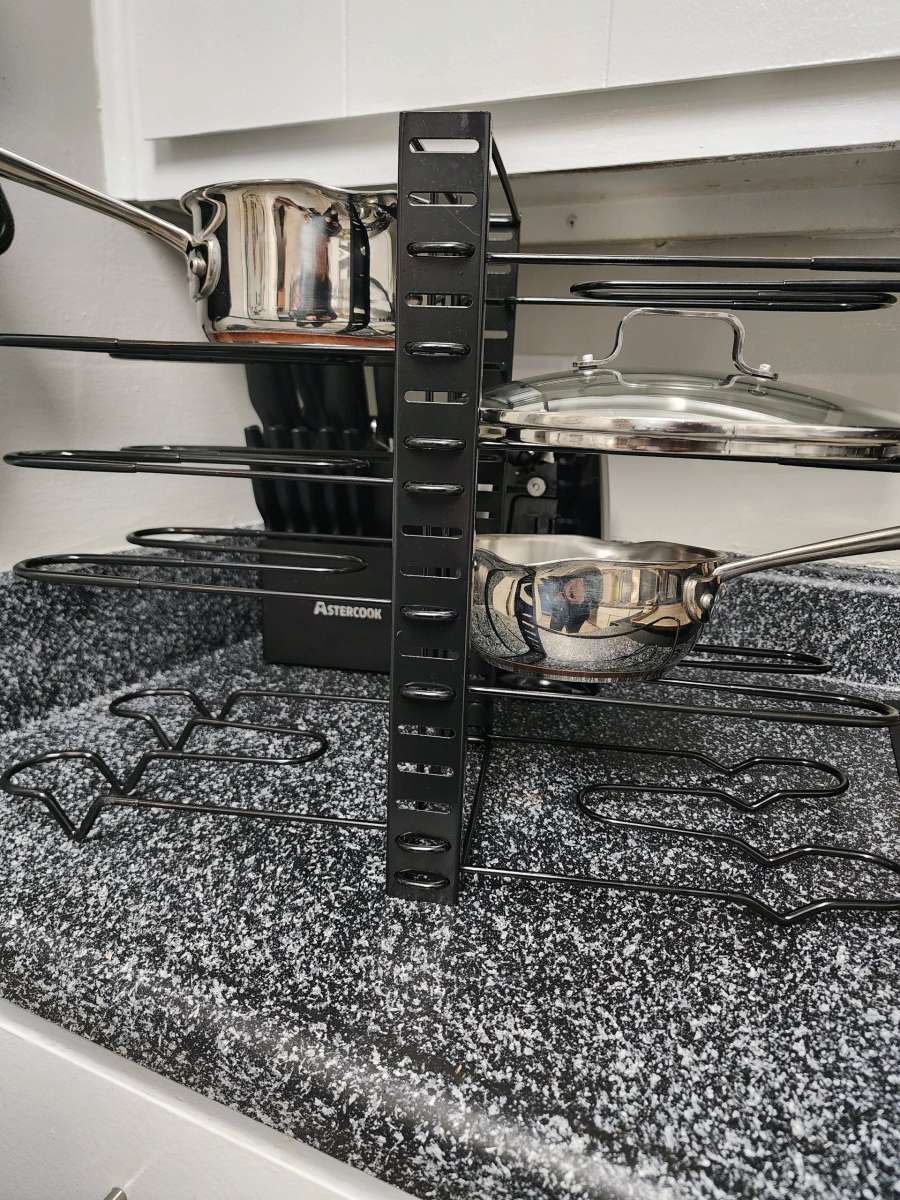 Adjustable pot and lid holder