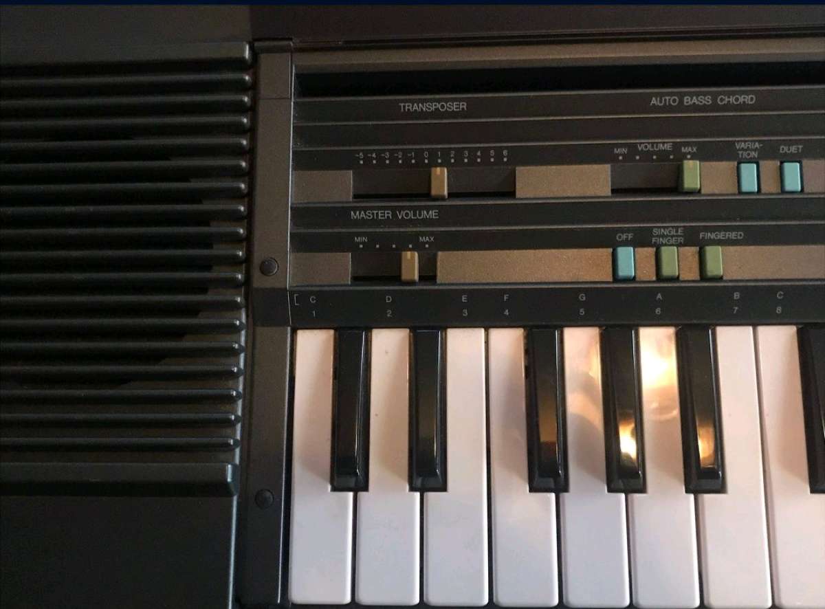 1984 YAMAHA PortaSound PCS 500 Digital Keyboard